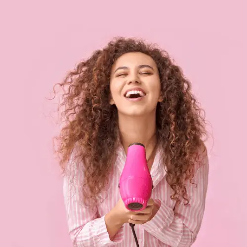 Mujer con un secador de pelo