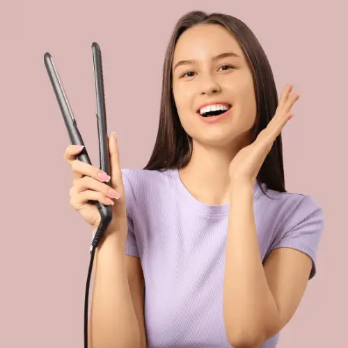 Persona con una plancha de pelo en la mano